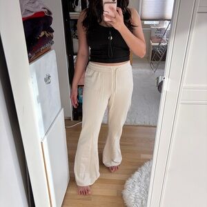 Hollister High-Rise Fleece Bootcut Flare Sweatpants Short in Cream / Ivory